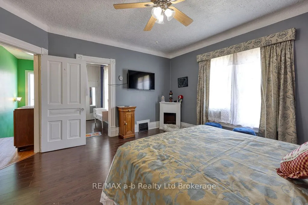136 Charles Street W