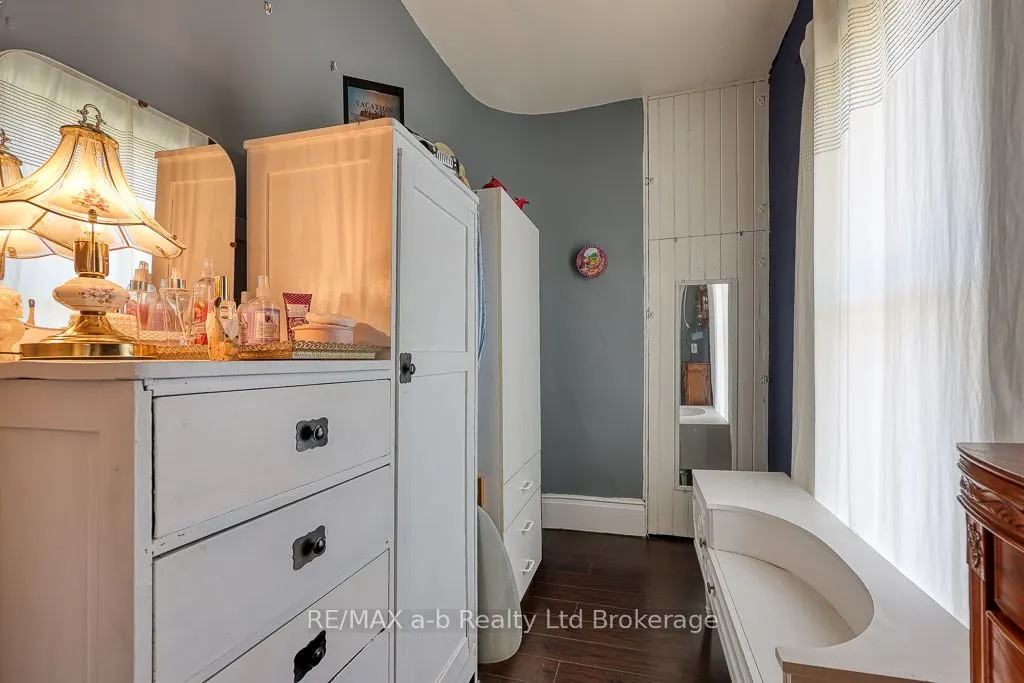 136 Charles Street W