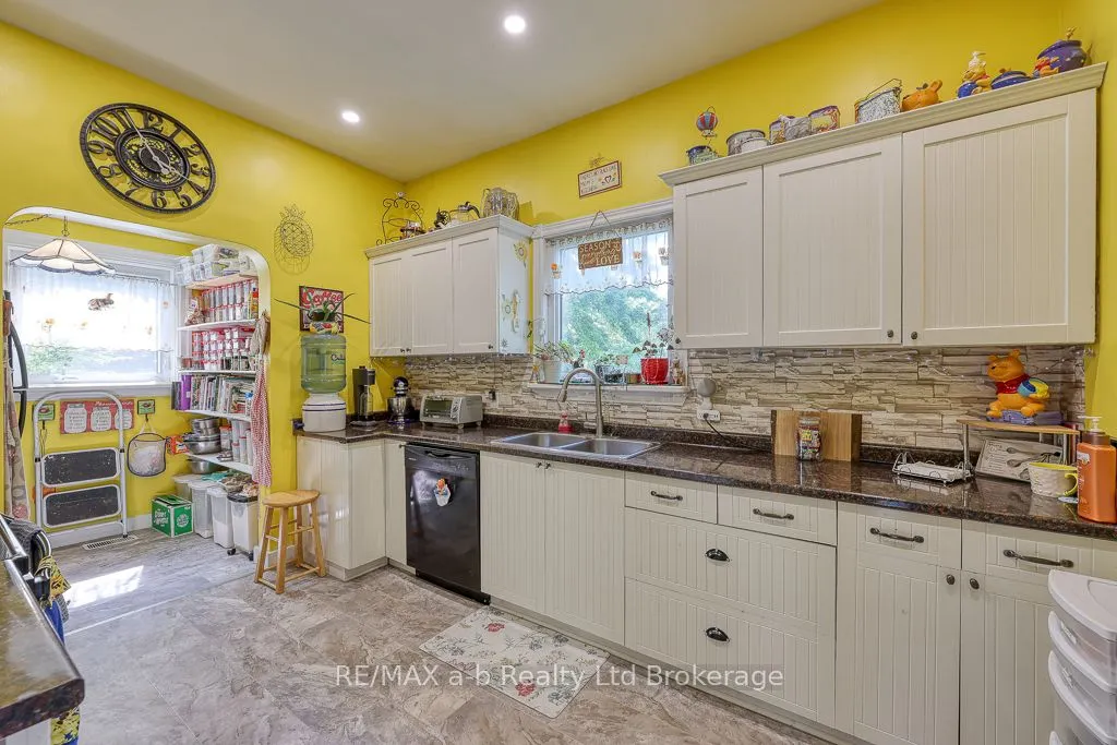 136 Charles Street W