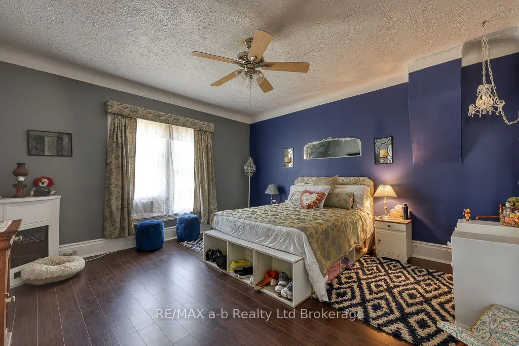 136 Charles Street W