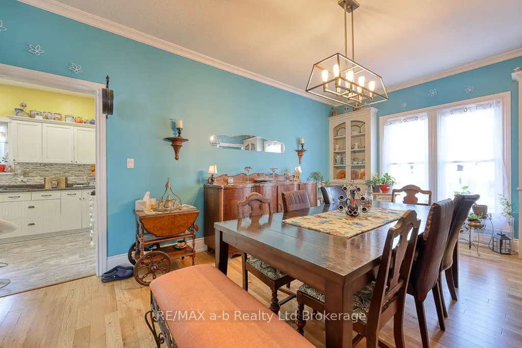136 Charles Street W