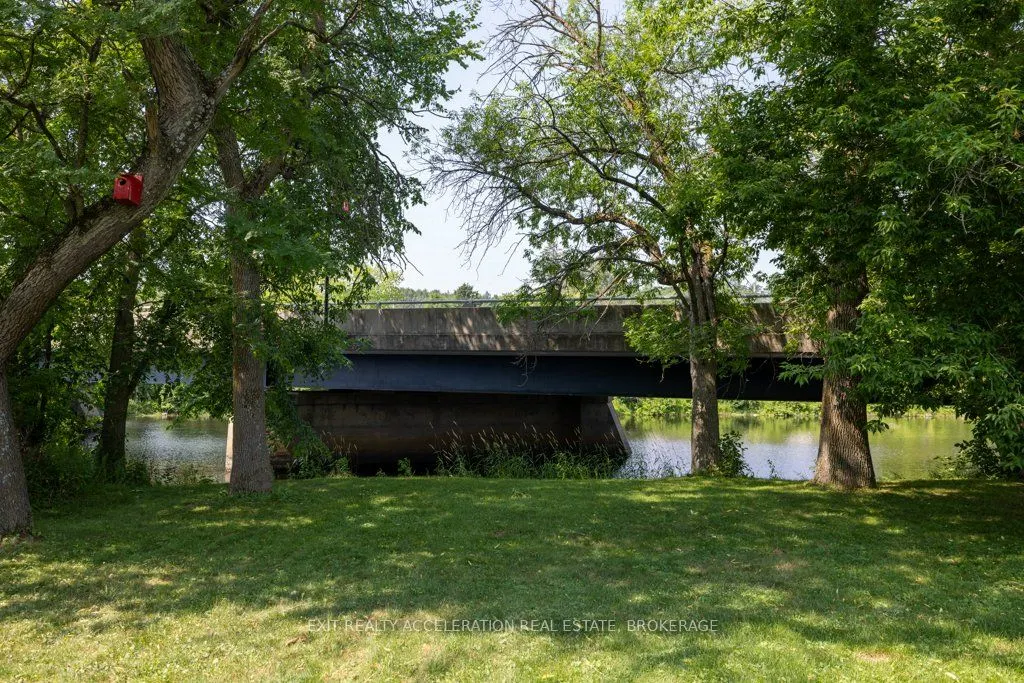 548 Moira Street
