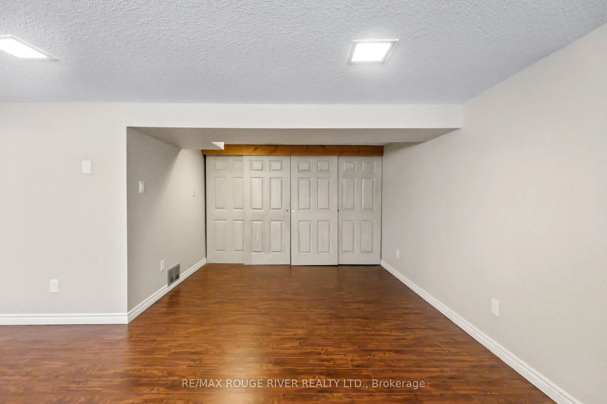 1 Applewood Crescent