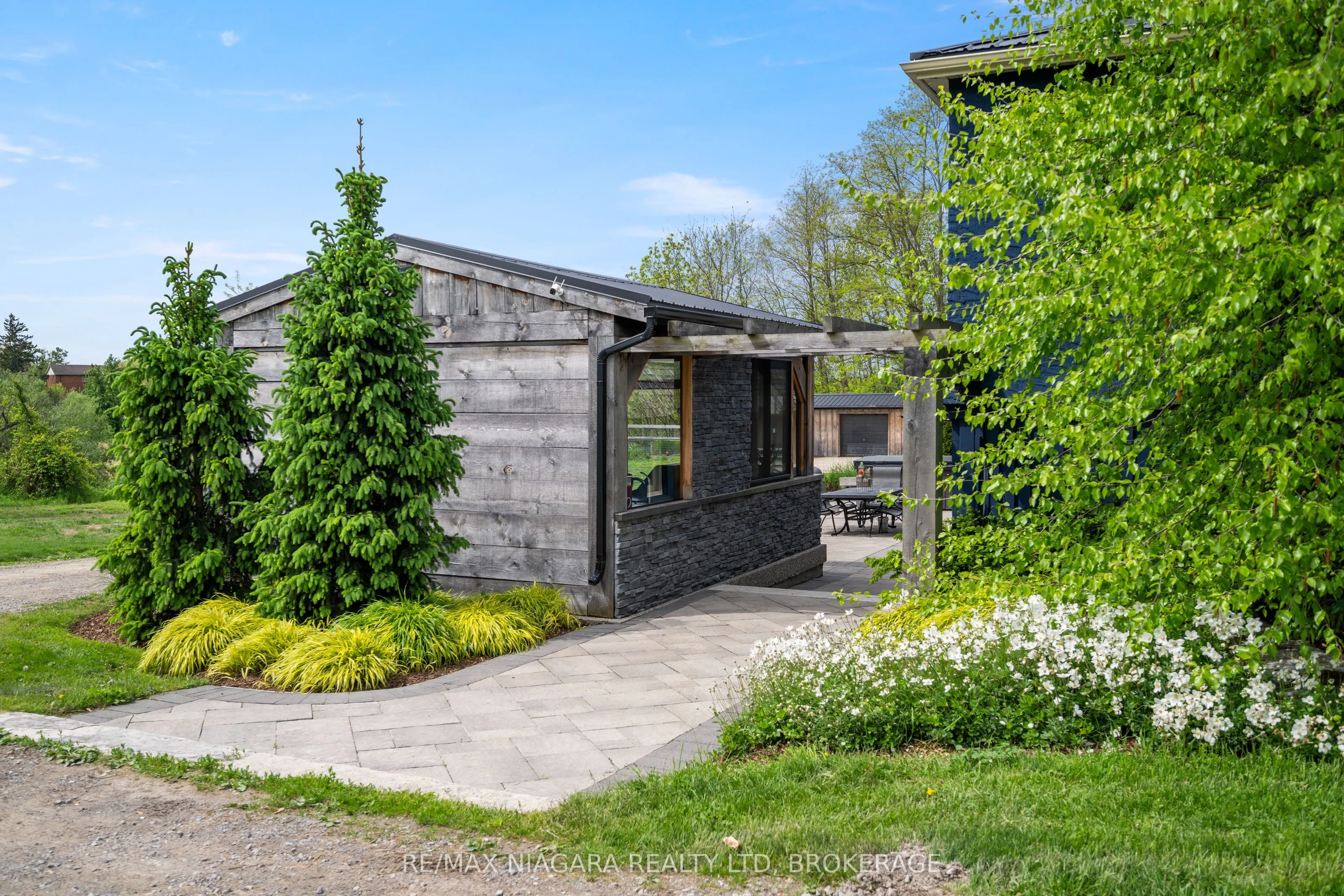 2636 Merrittville Highway