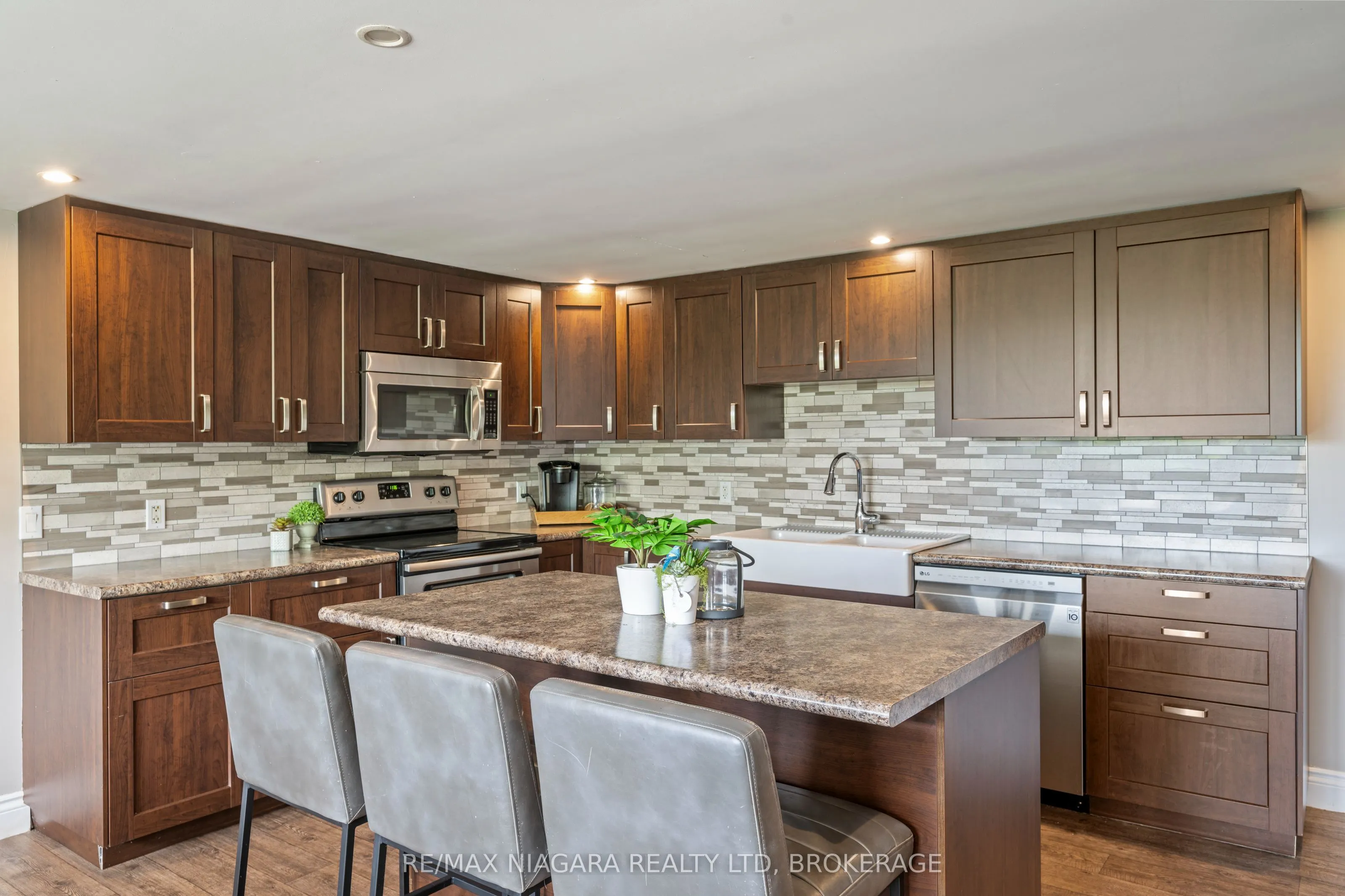 2636 Merrittville Highway