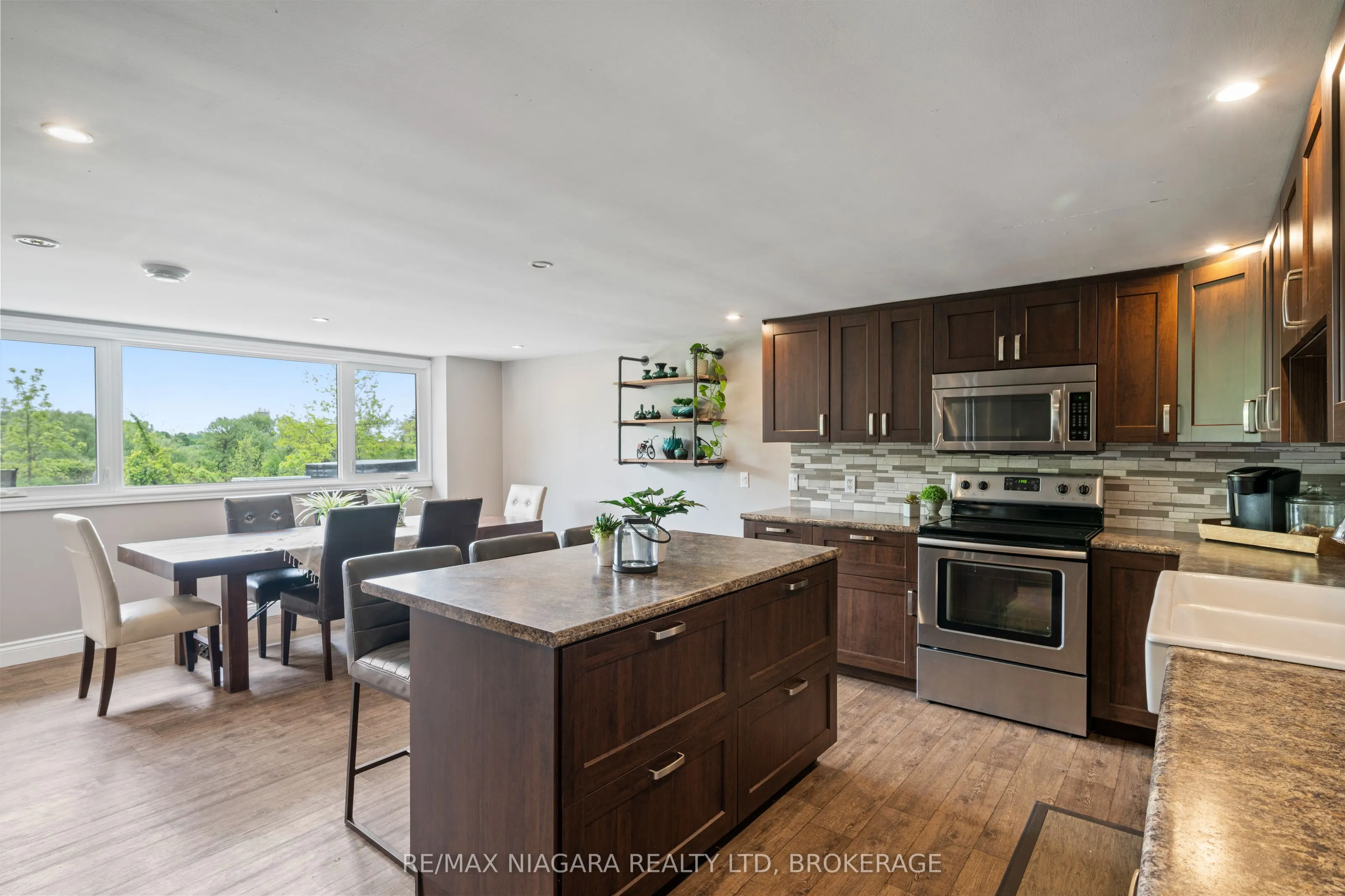 2636 Merrittville Highway