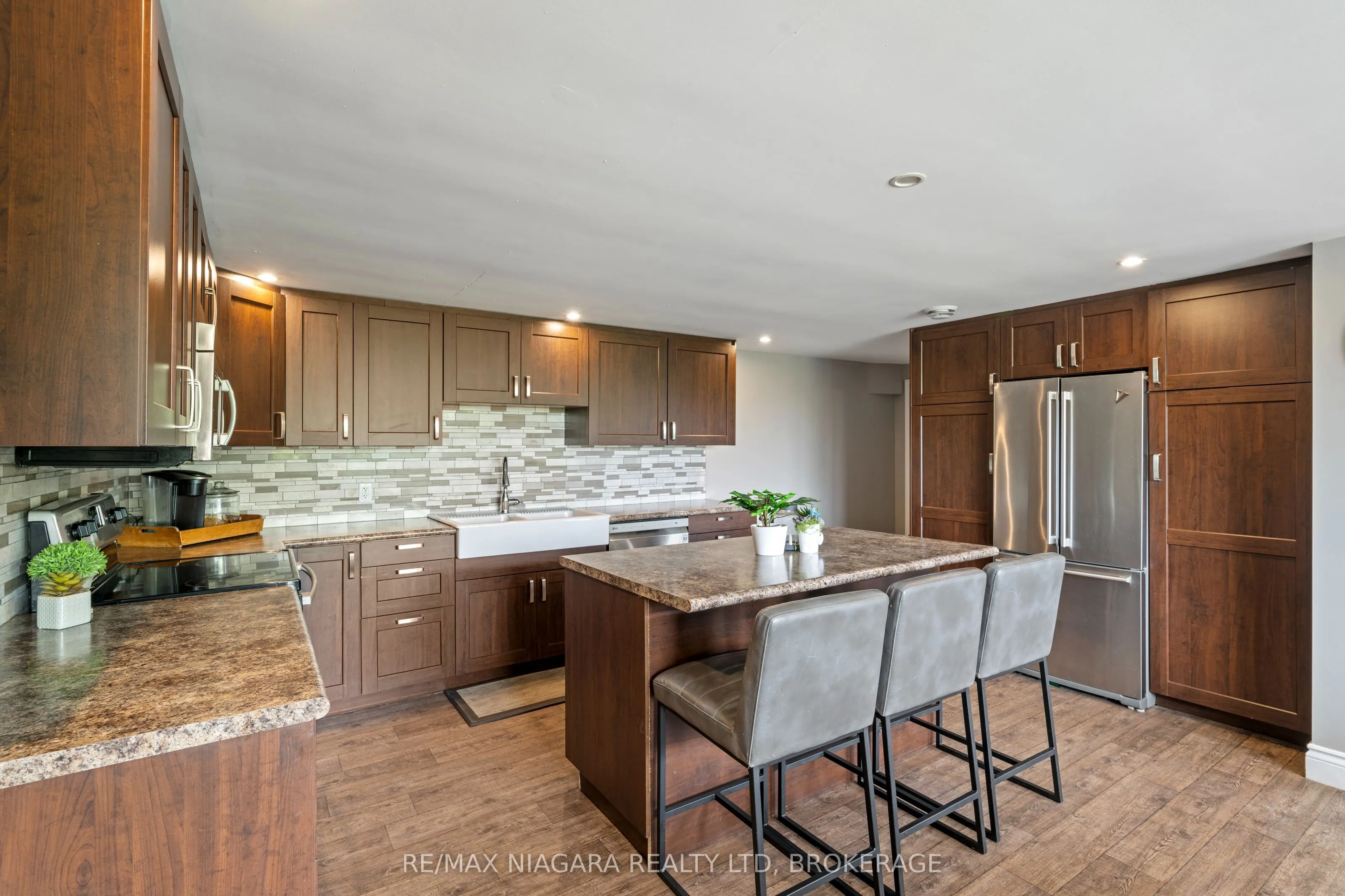 2636 Merrittville Highway