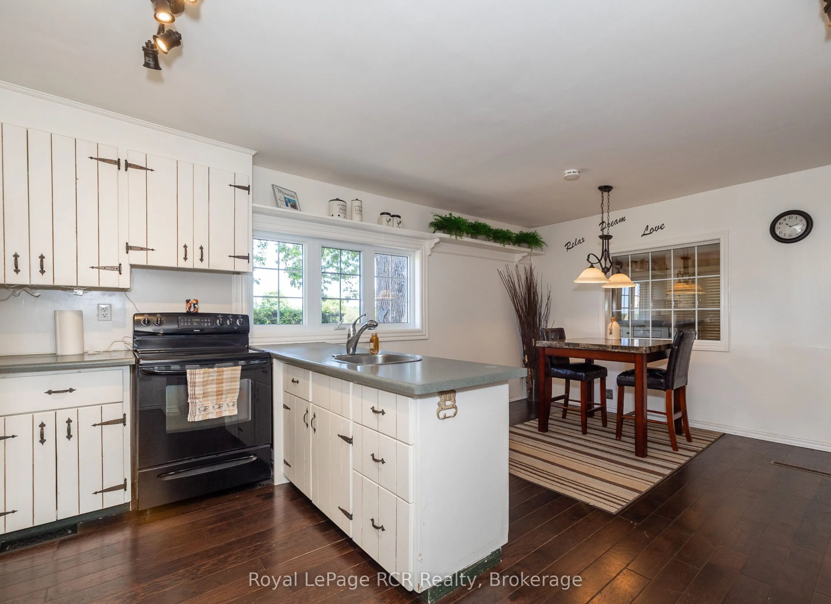 177569 GREY RD 18 Road