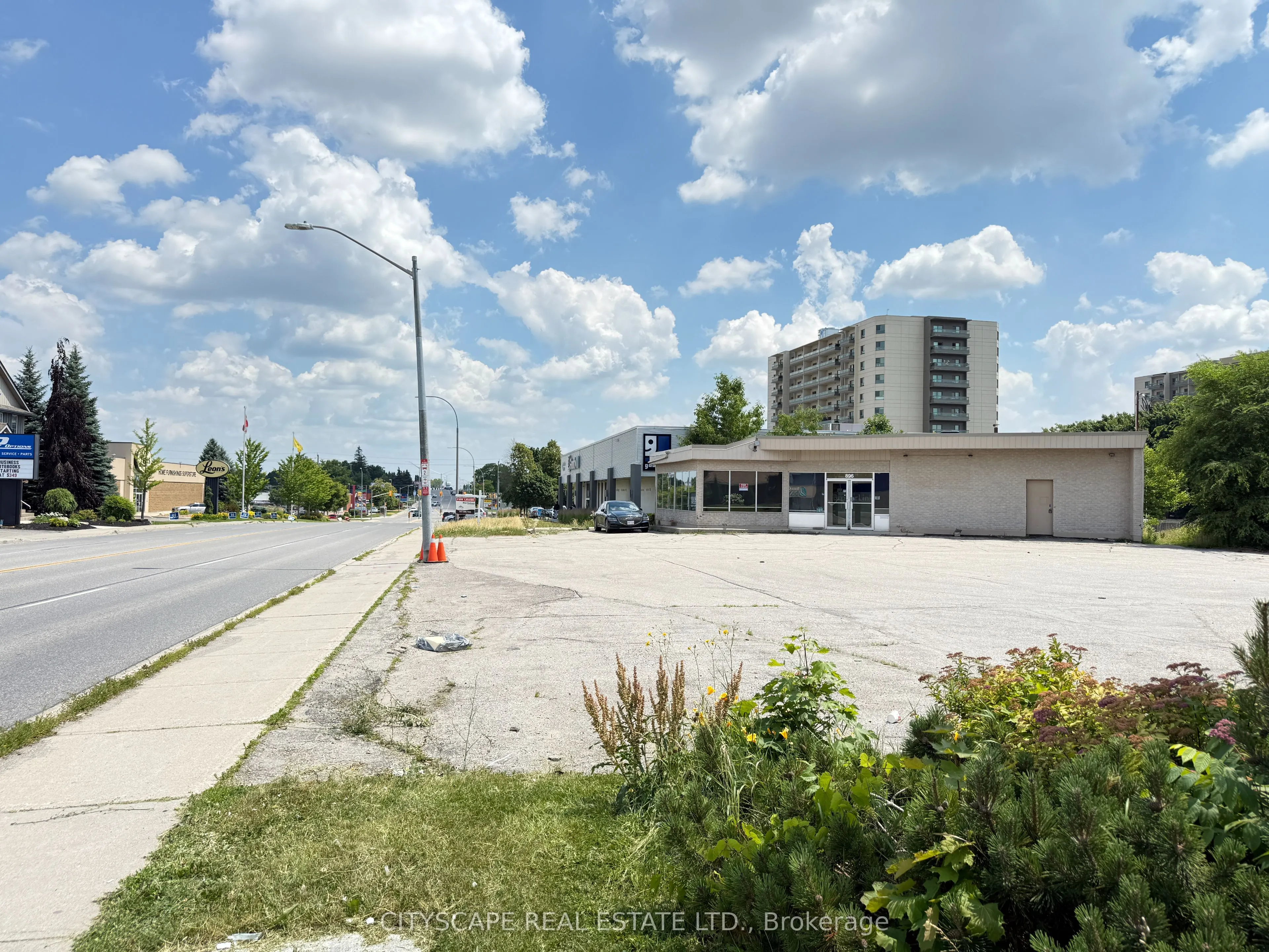 896 Dundas Street