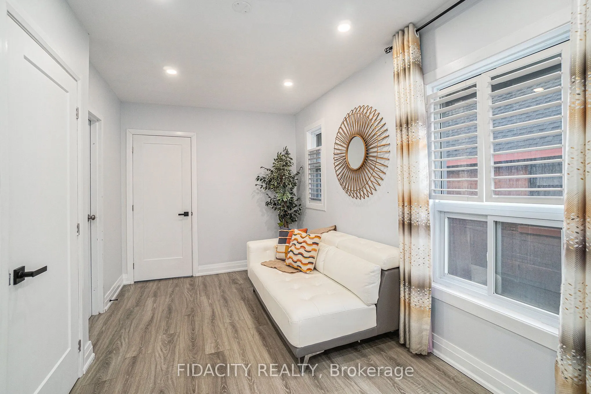 640 Somerset Street W