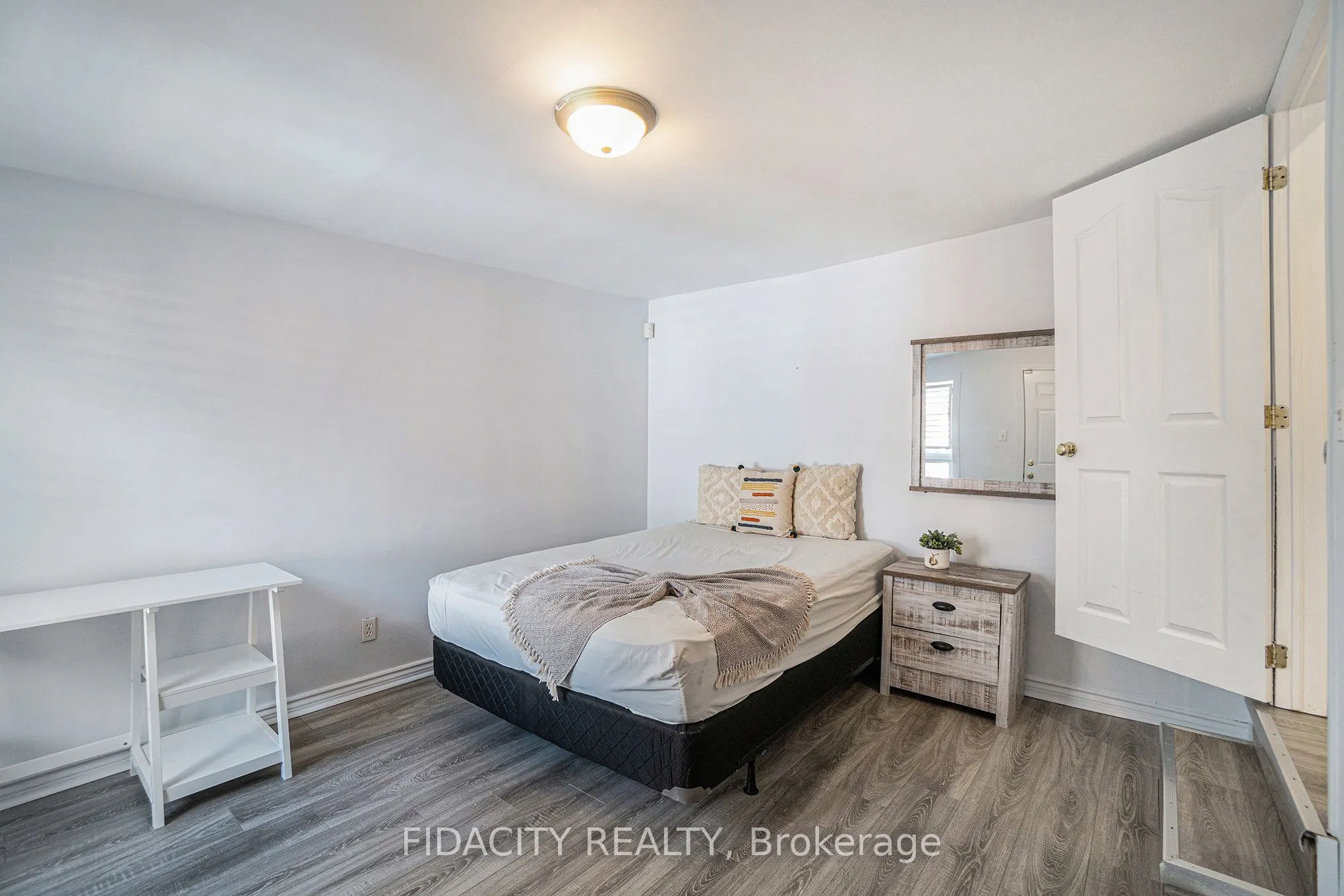 640 Somerset Street W