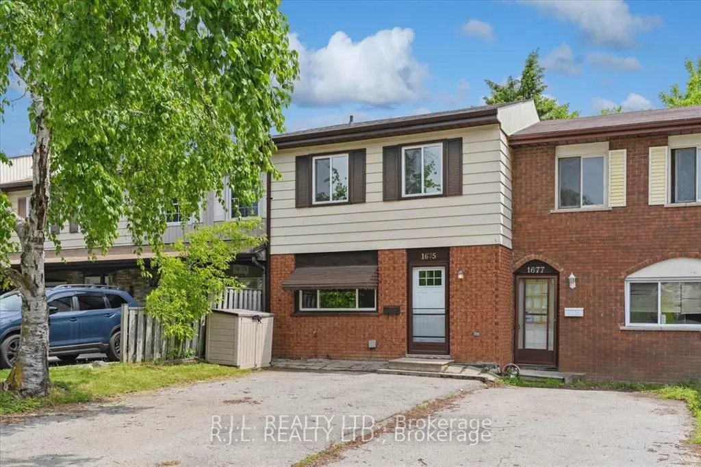 1675 Applewood Crescent