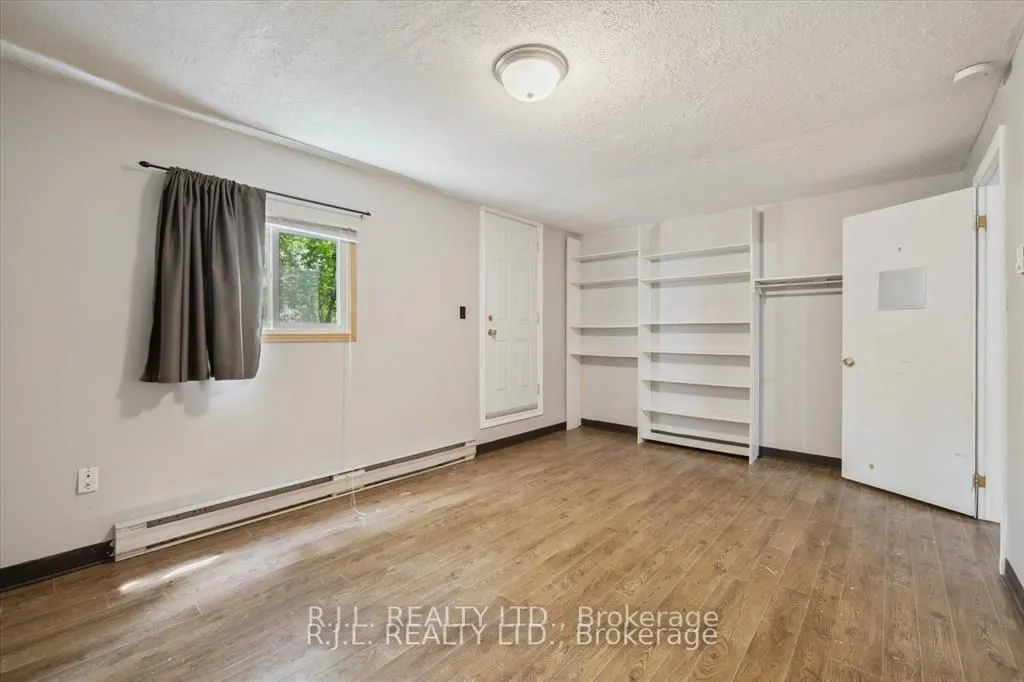 1675 Applewood Crescent
