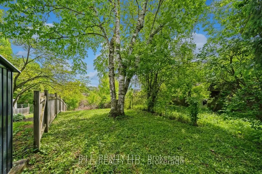 1675 Applewood Crescent