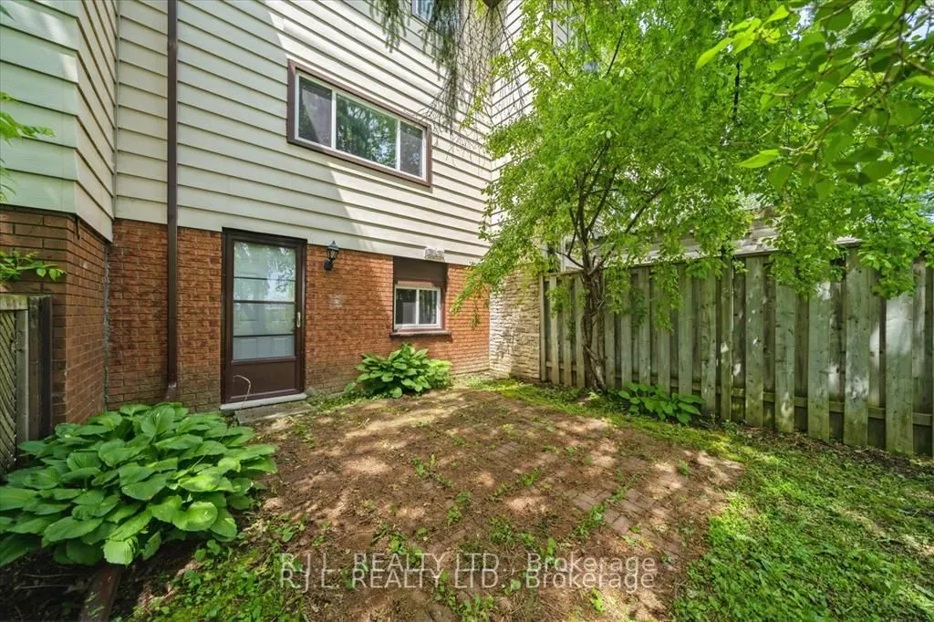 1675 Applewood Crescent