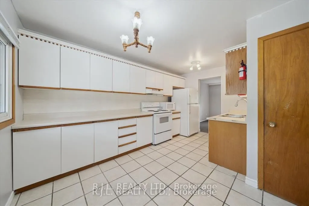 1675 Applewood Crescent