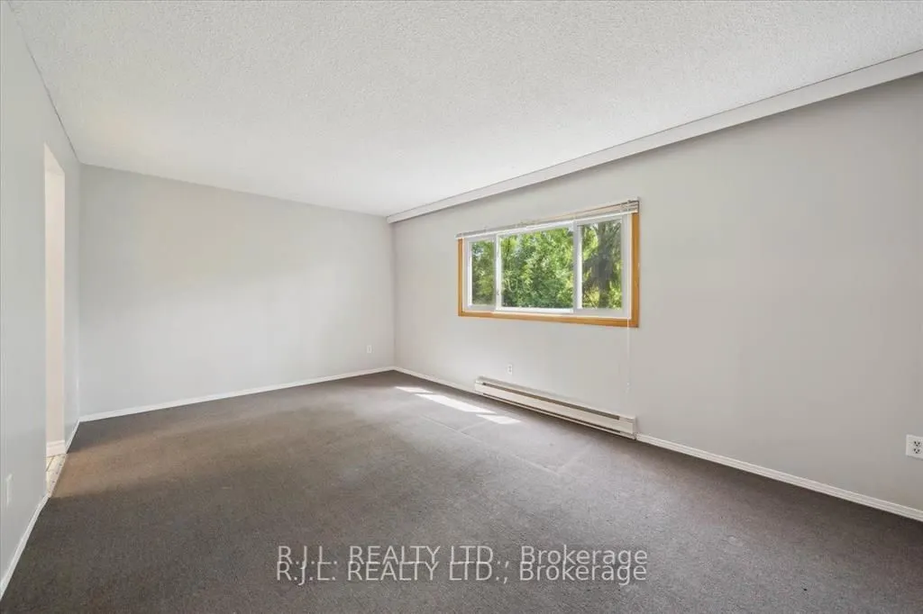 1675 Applewood Crescent