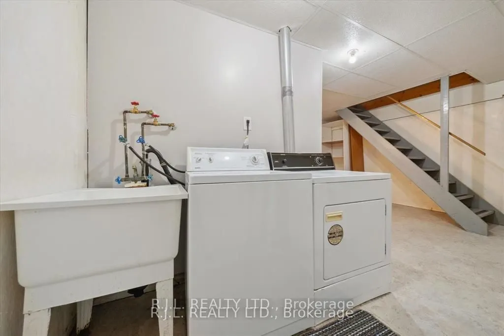 1675 Applewood Crescent