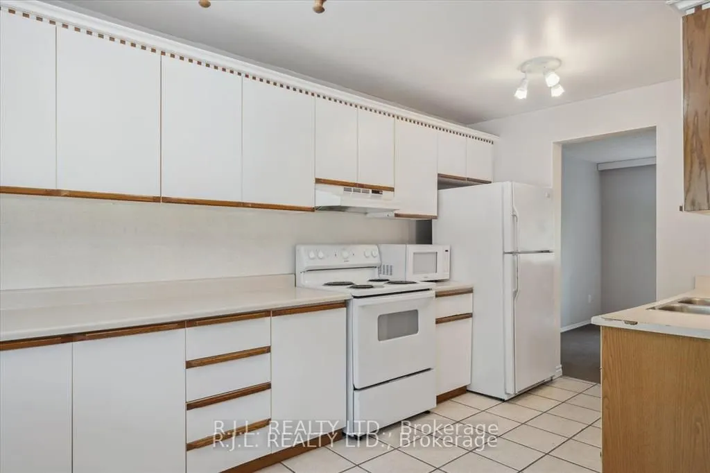 1675 Applewood Crescent