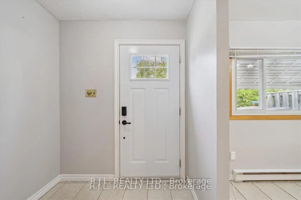 1675 Applewood Crescent