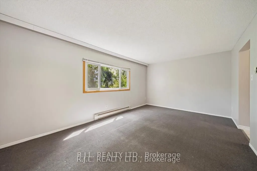 1675 Applewood Crescent