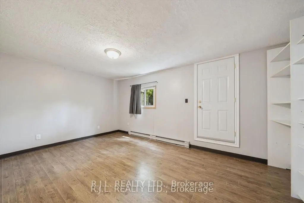 1675 Applewood Crescent