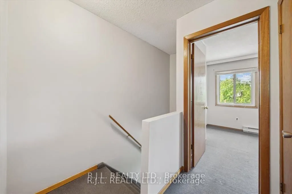 1675 Applewood Crescent