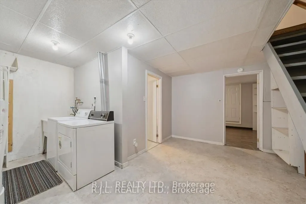 1675 Applewood Crescent