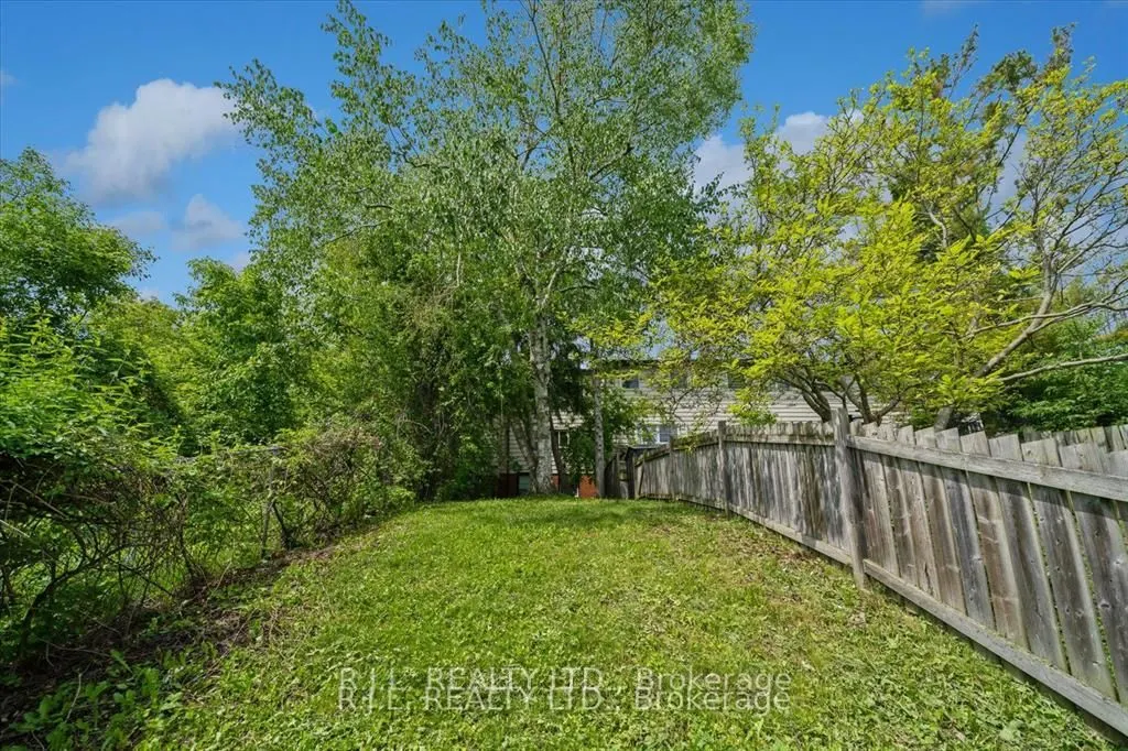 1675 Applewood Crescent