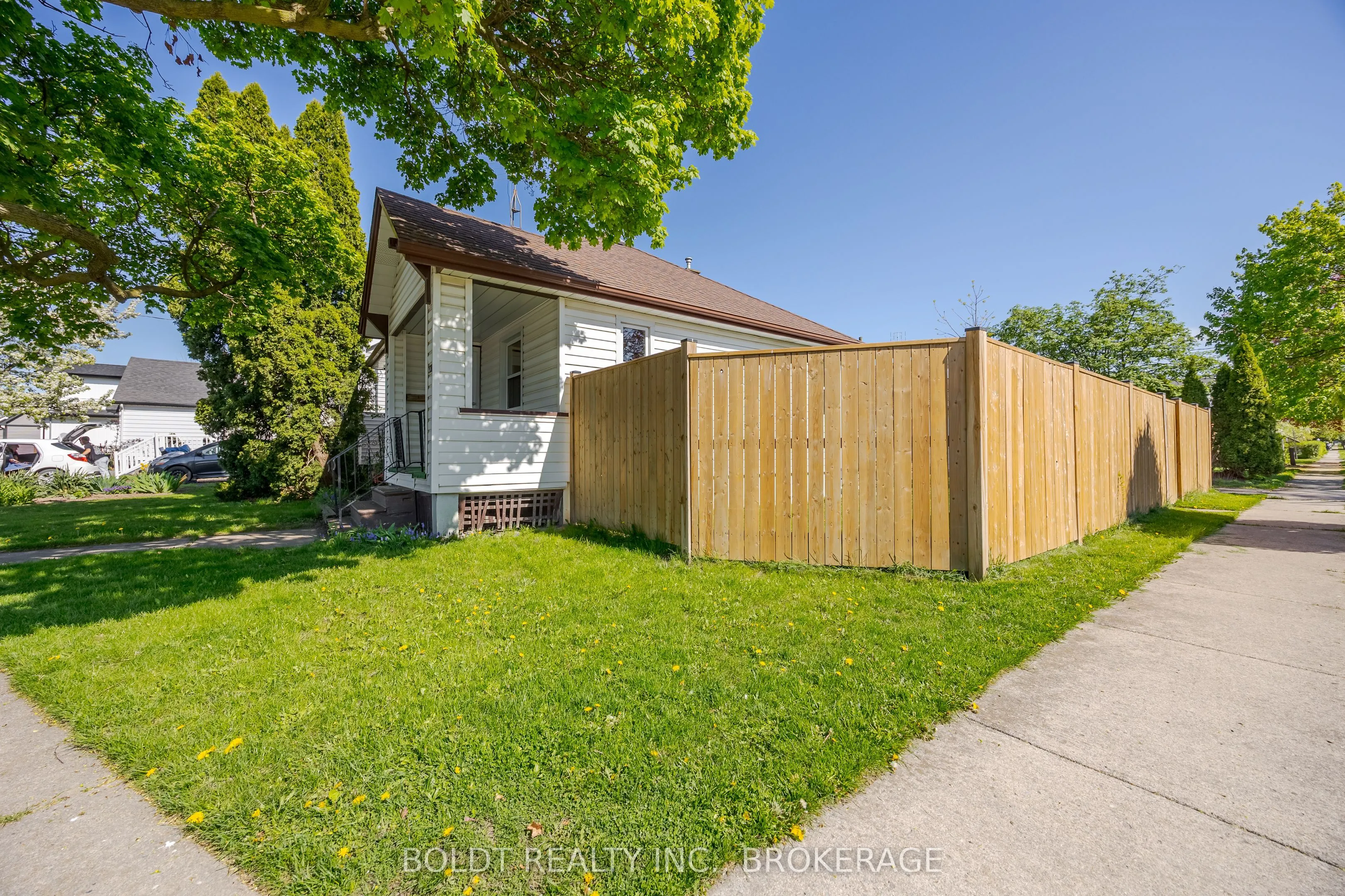 336 Carlton Street S