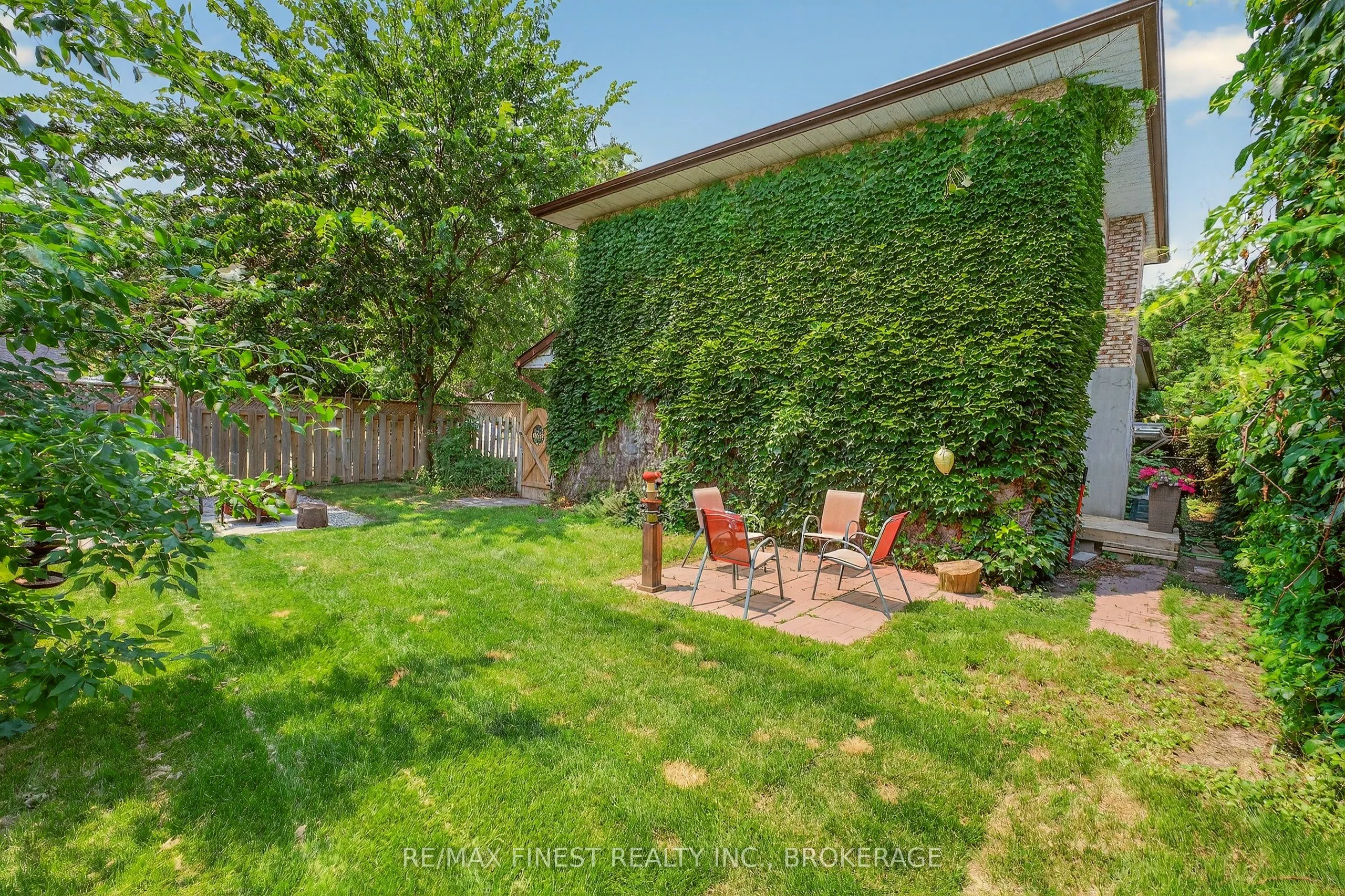 23 Diamond Crescent
