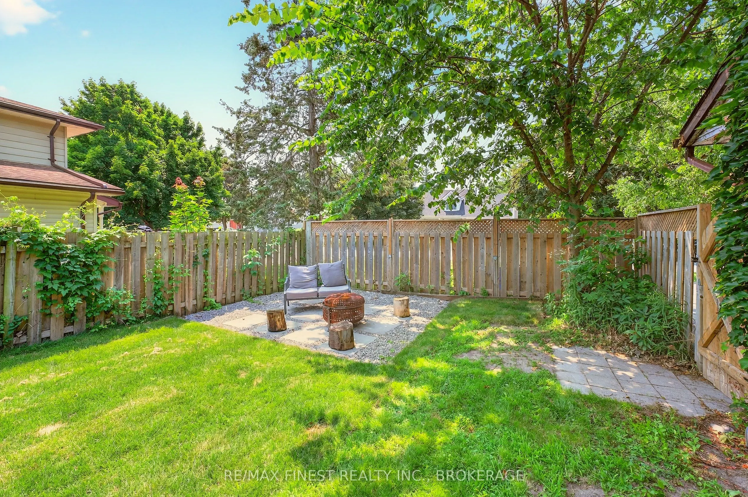 23 Diamond Crescent