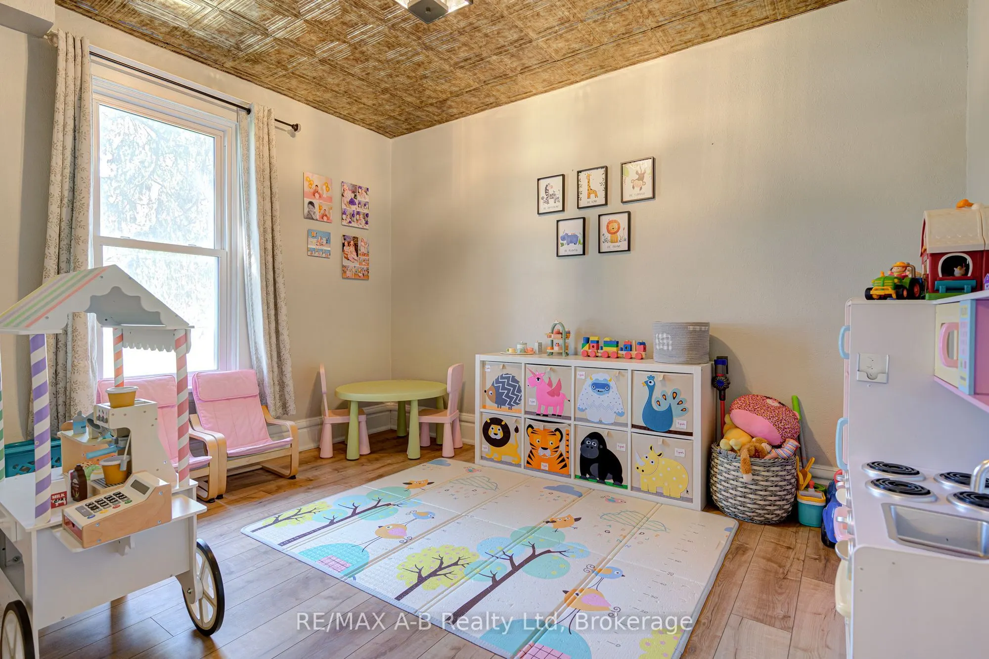 2 Loveys Street E