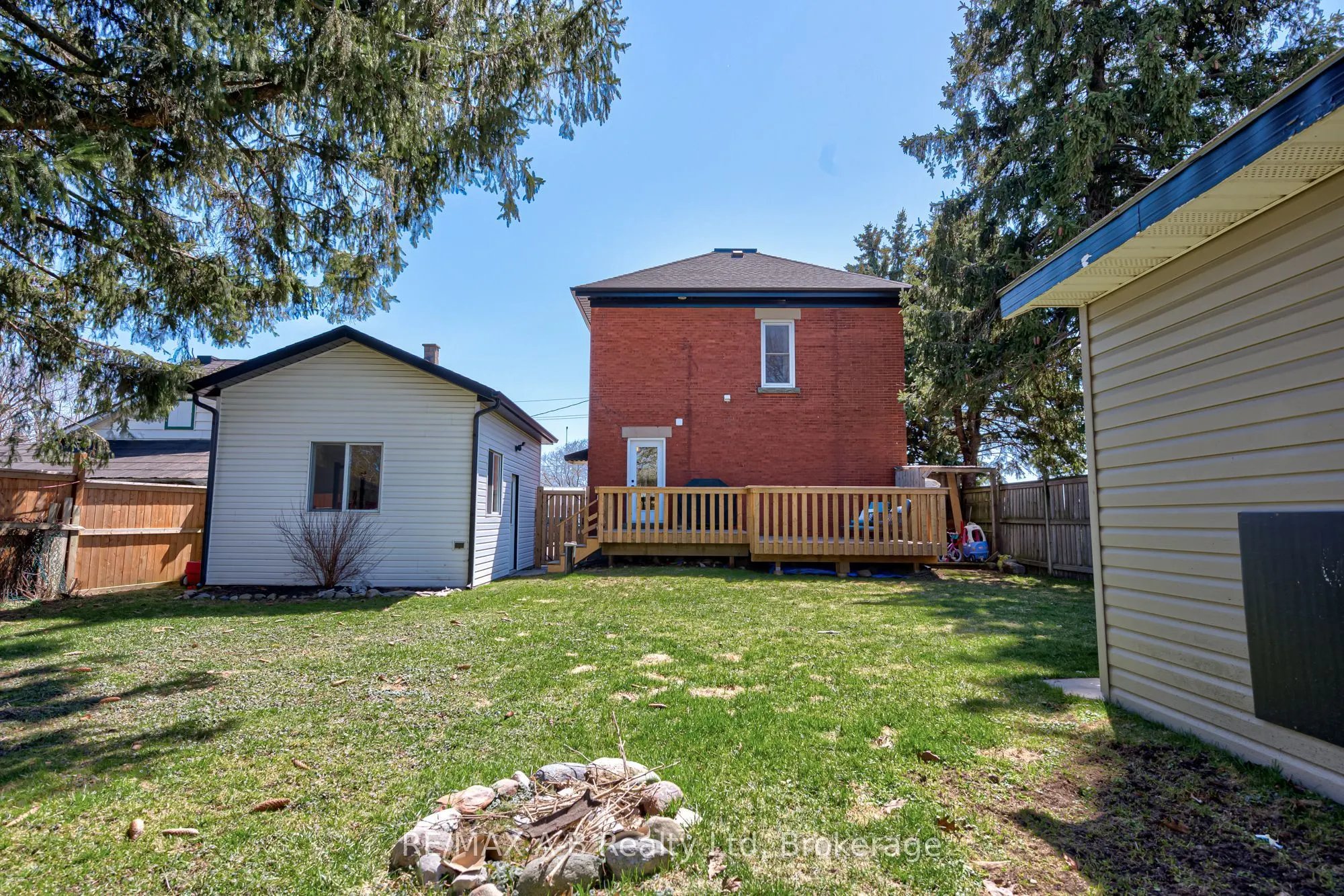 2 Loveys Street E