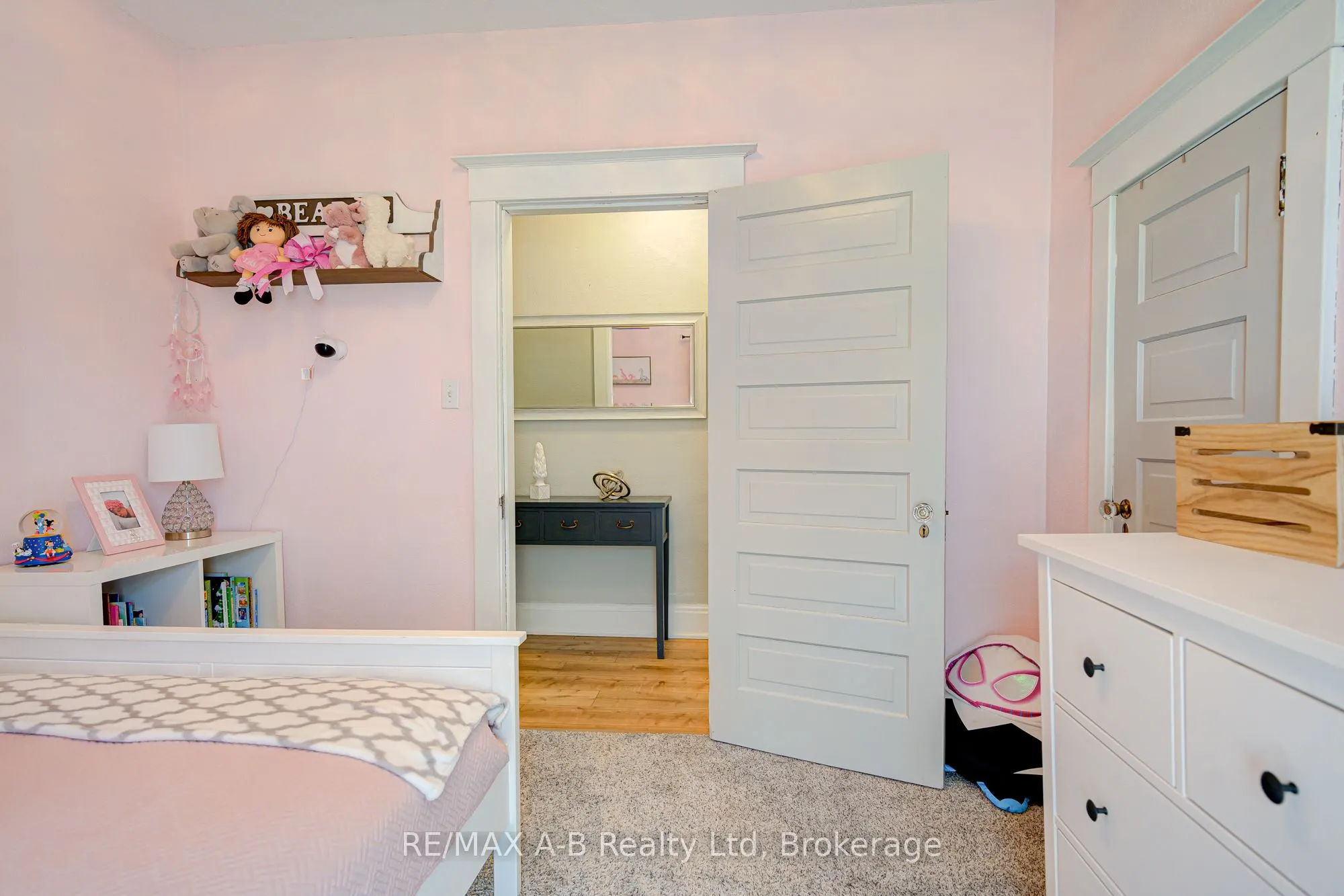 2 Loveys Street E
