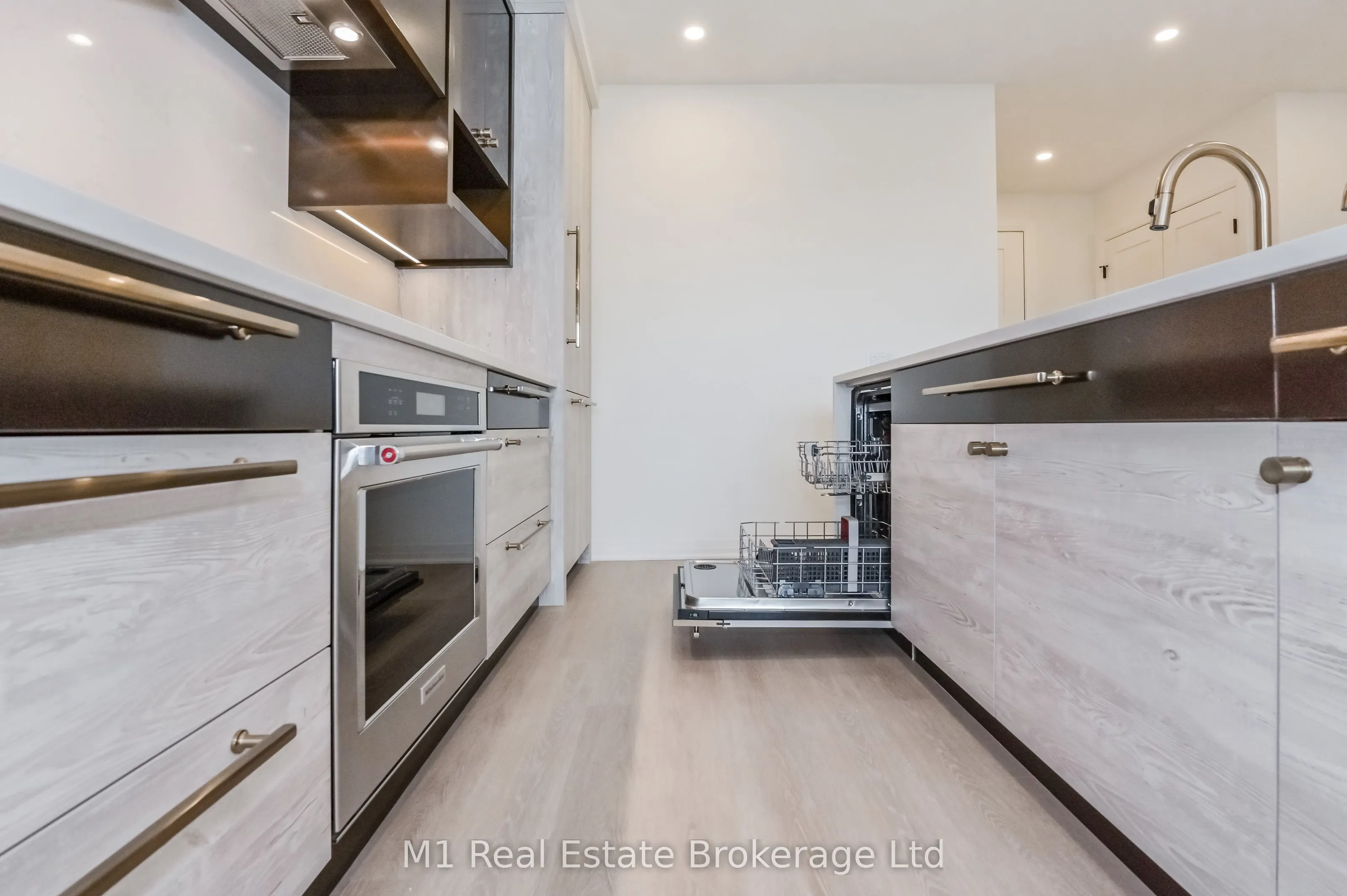 6523 Wellington 7 Road, #402