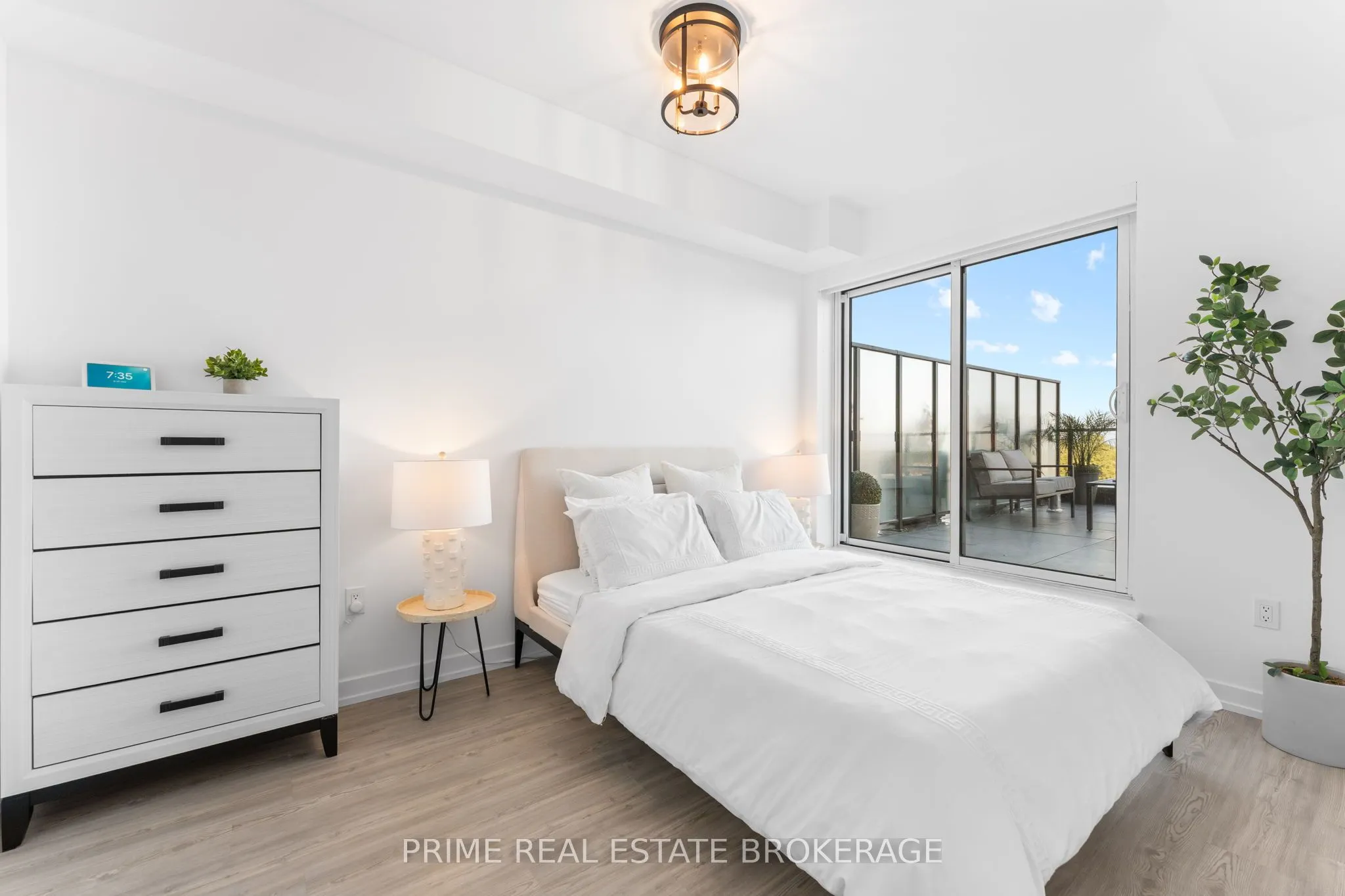 460 Dundas Street E, #711
