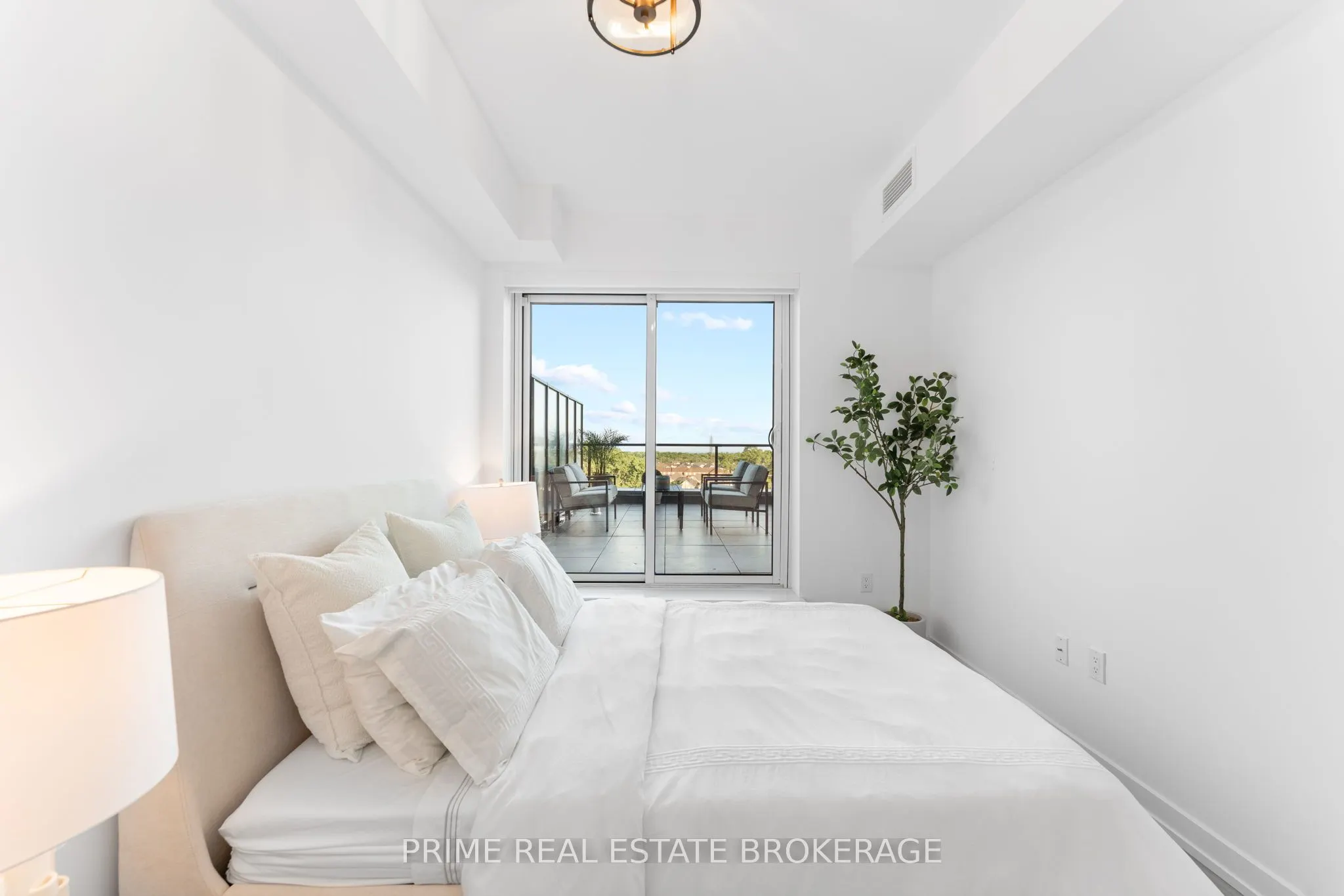 460 Dundas Street E, #711