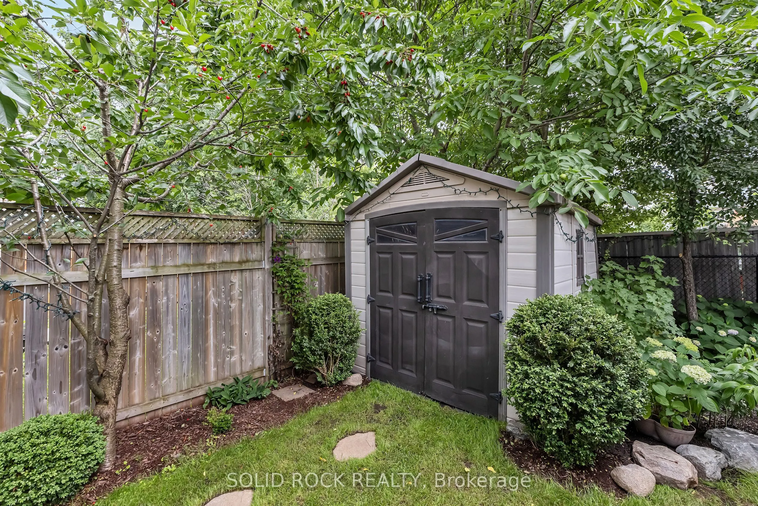 411 Cache Bay Crescent E