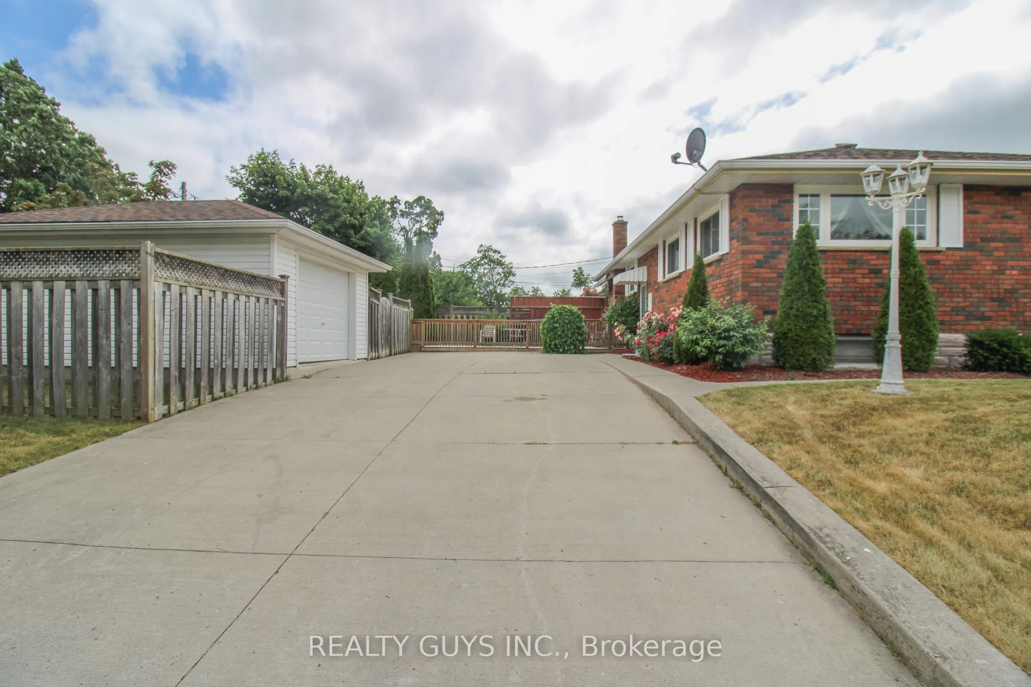 1066 Glebemount Crescent