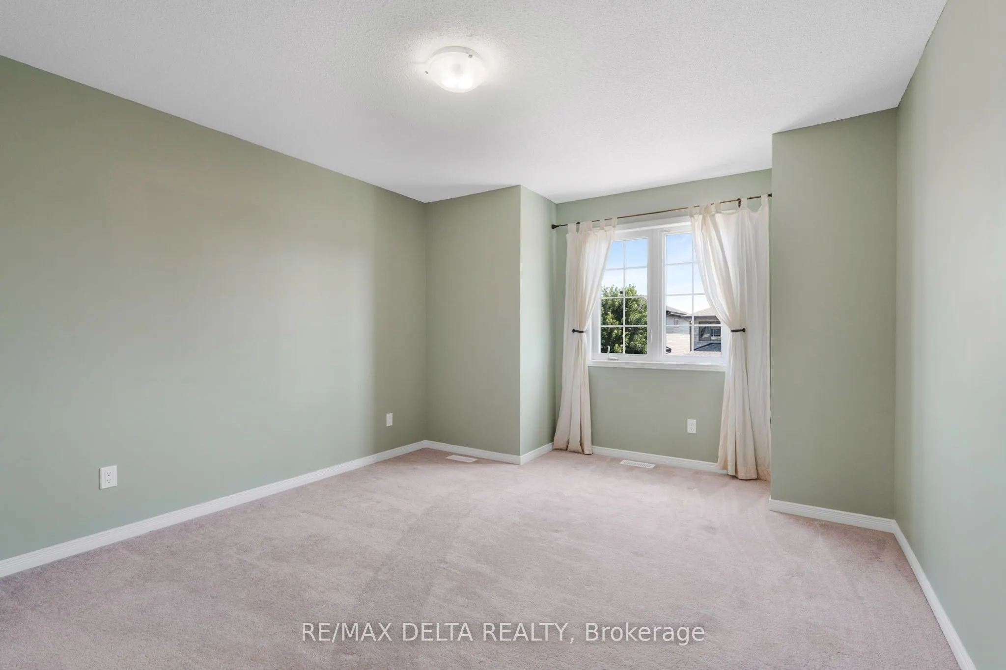 196 Onyx Crescent