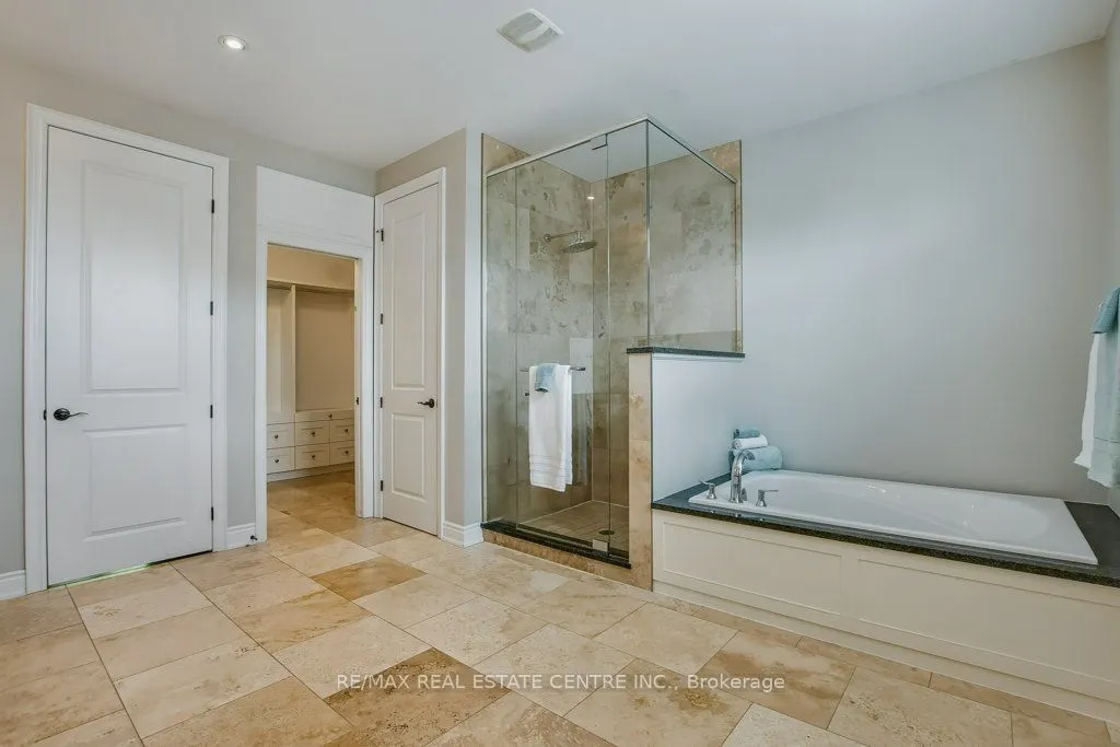 258 Edgewater Crescent, #12