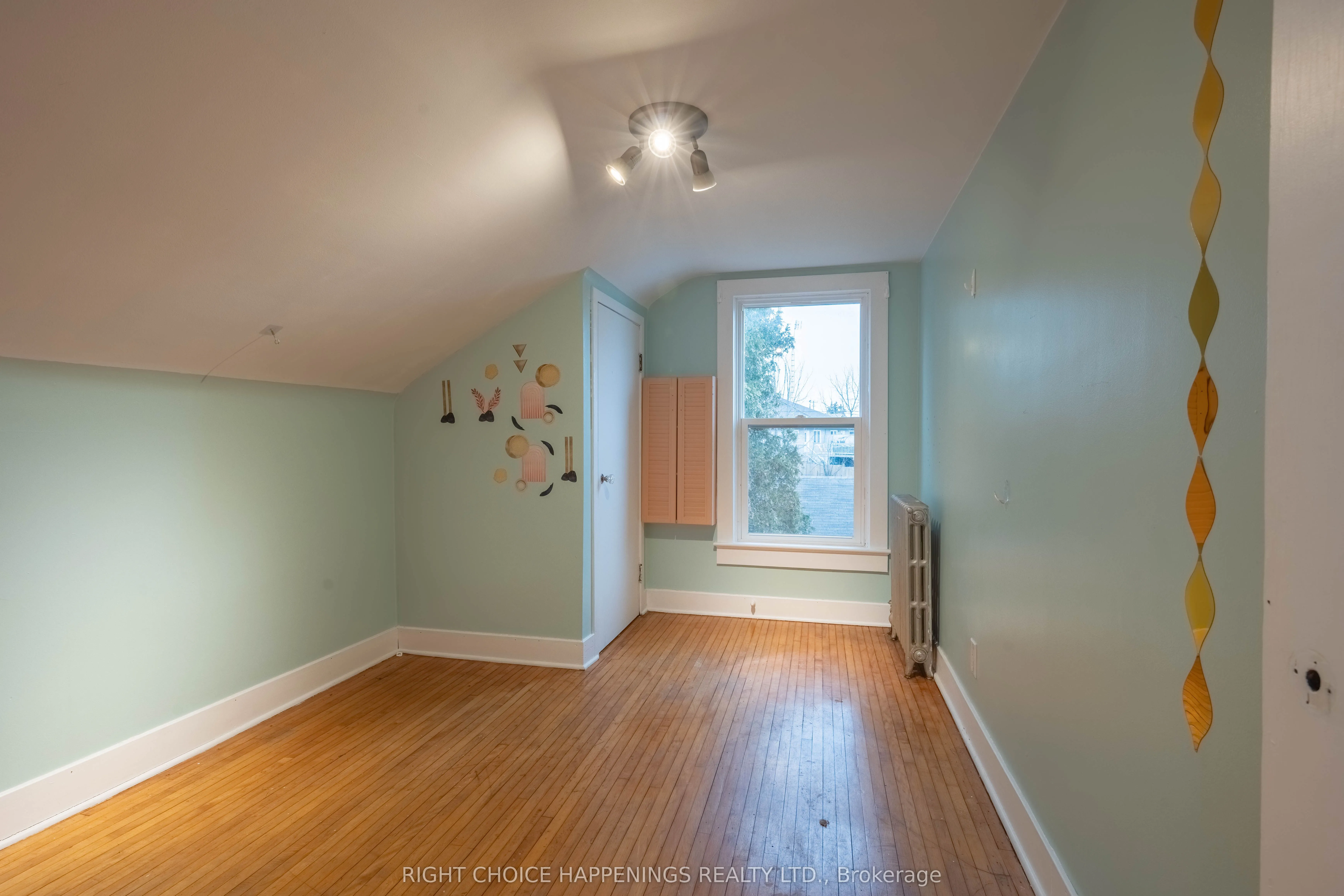 273 Main Street W