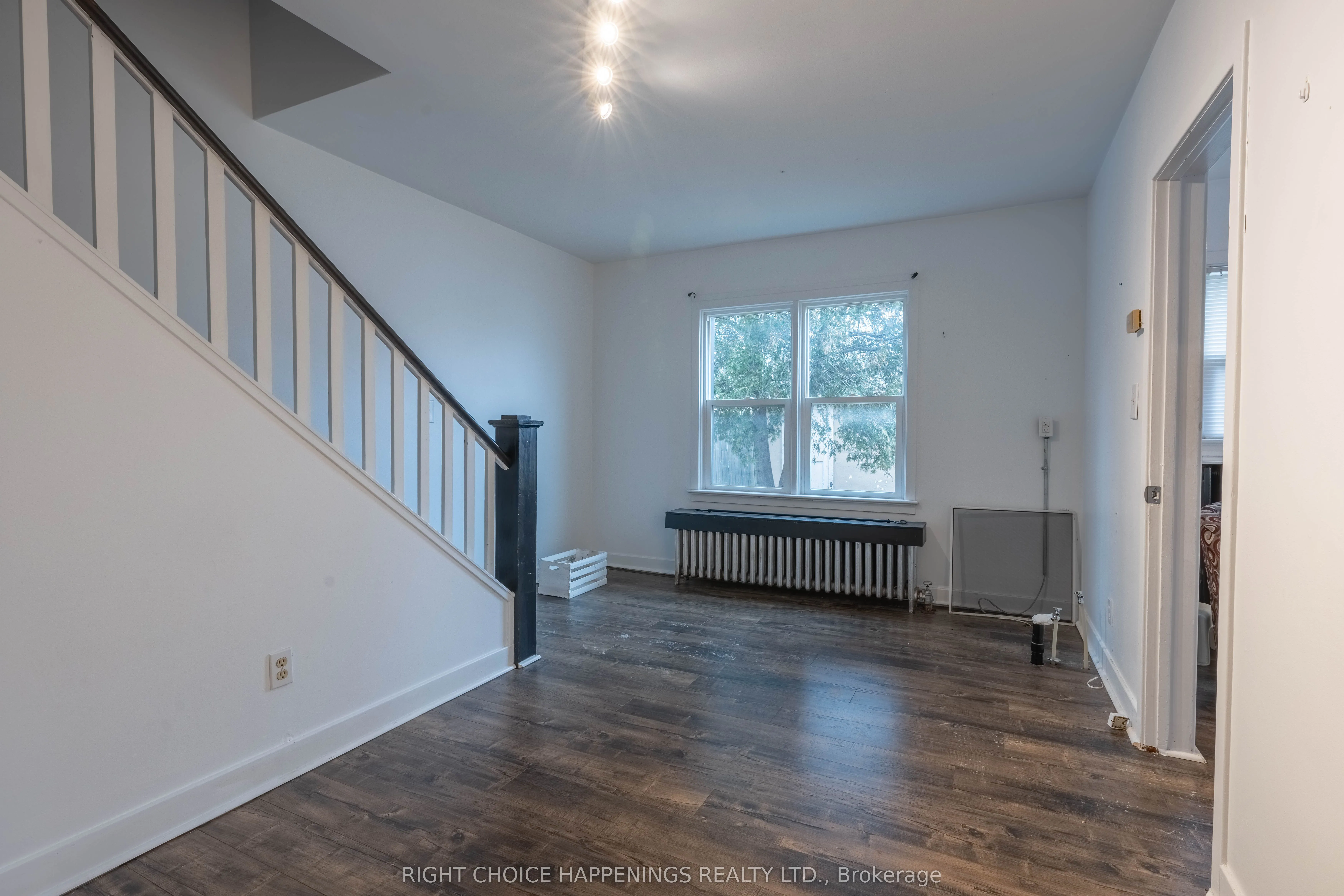 273 Main Street W