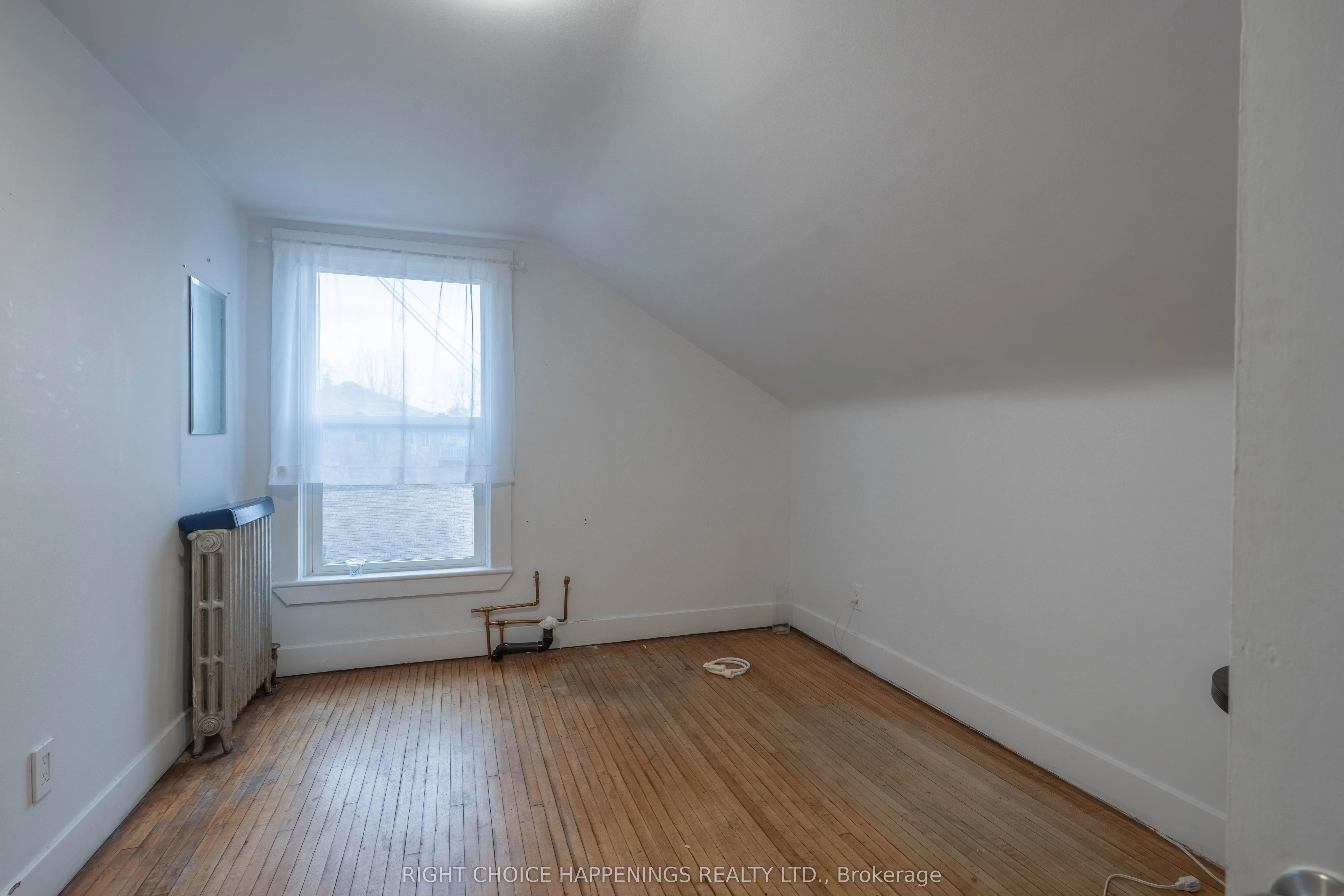273 Main Street W