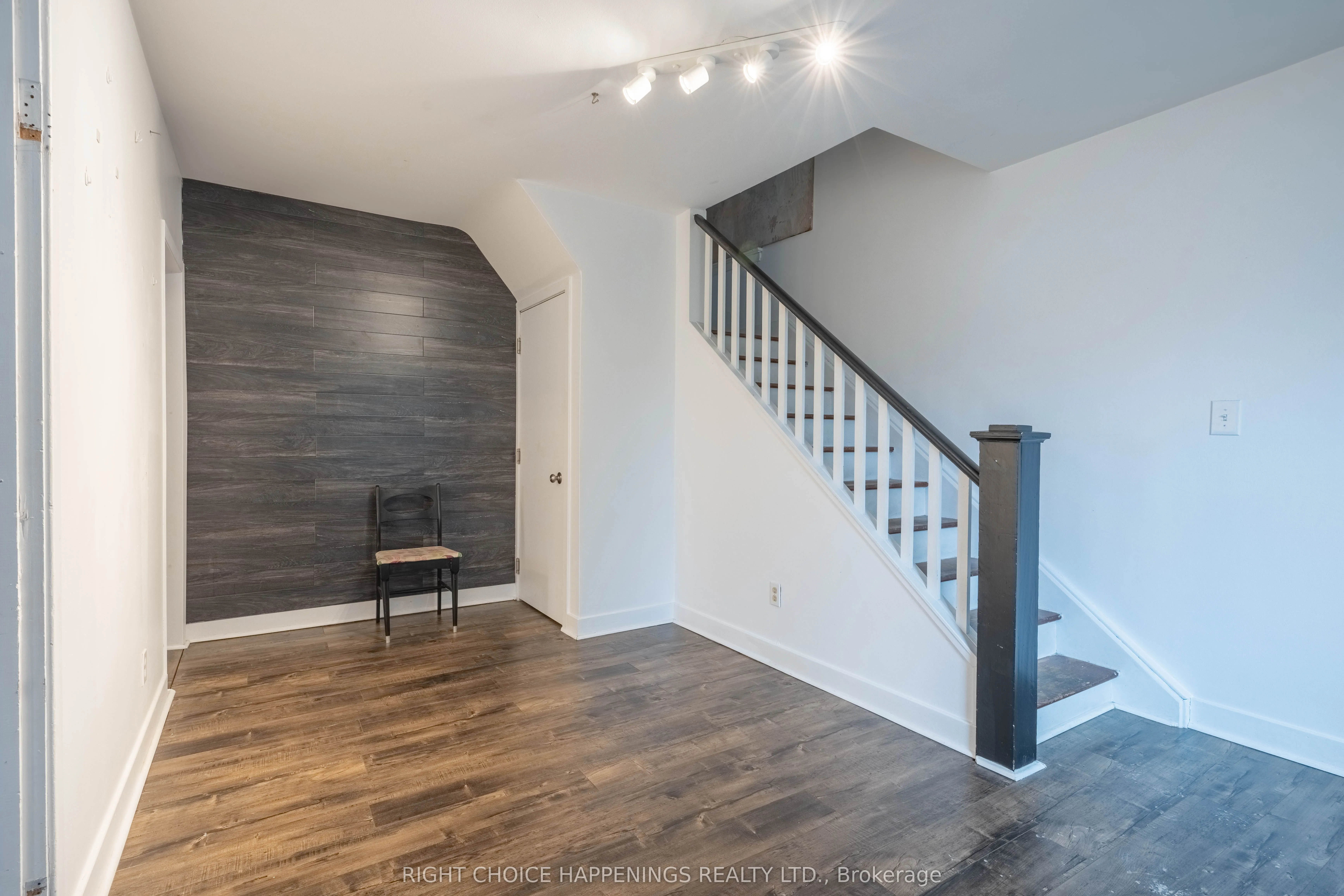 273 Main Street W