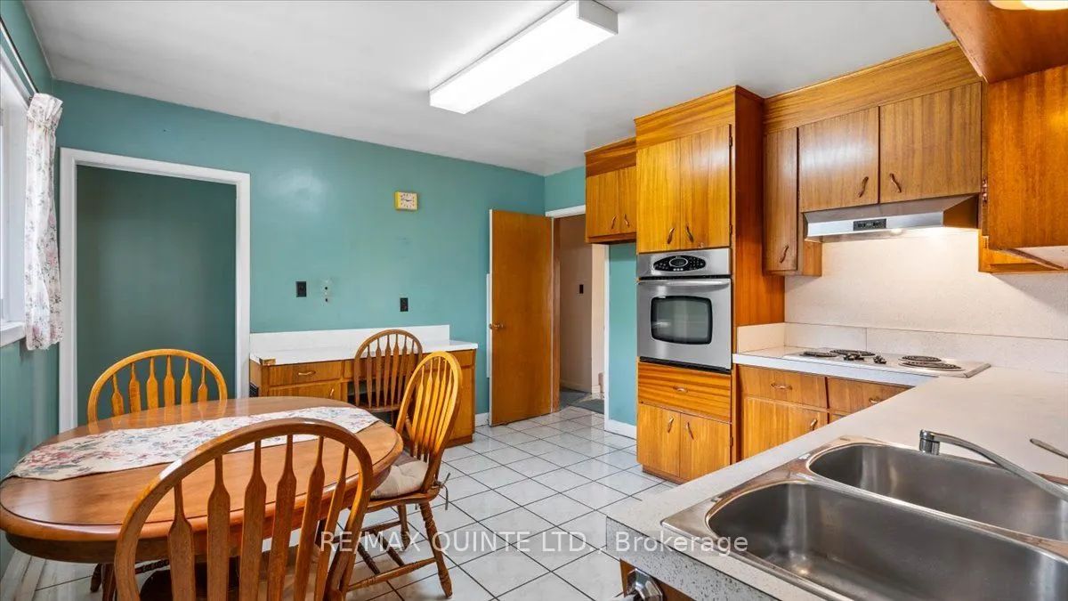 507 Dundas Street W