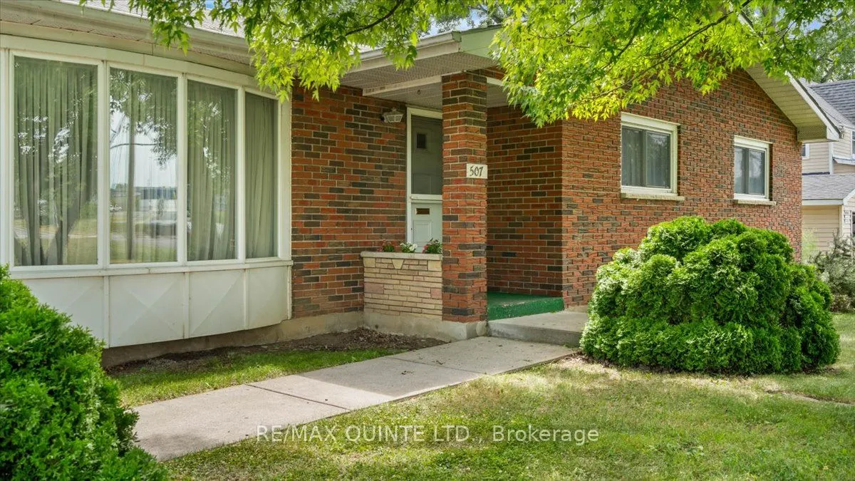 507 Dundas Street W