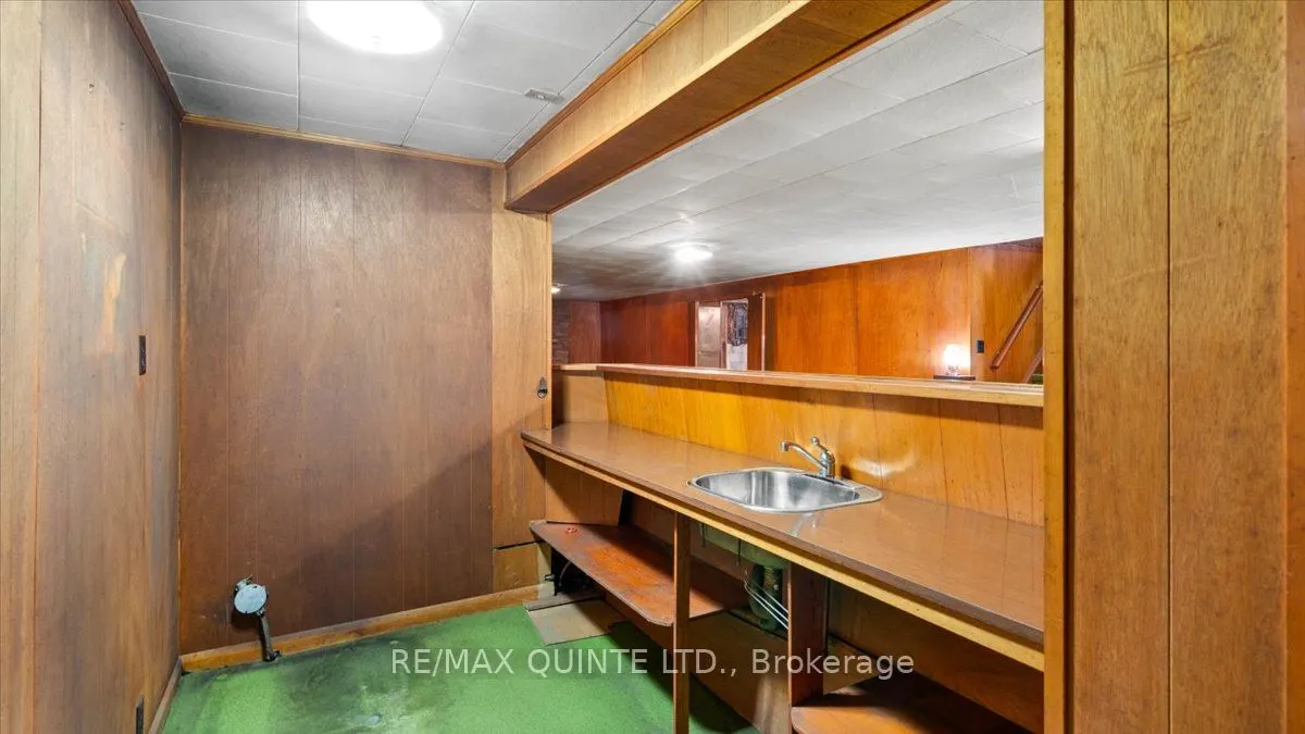 507 Dundas Street W
