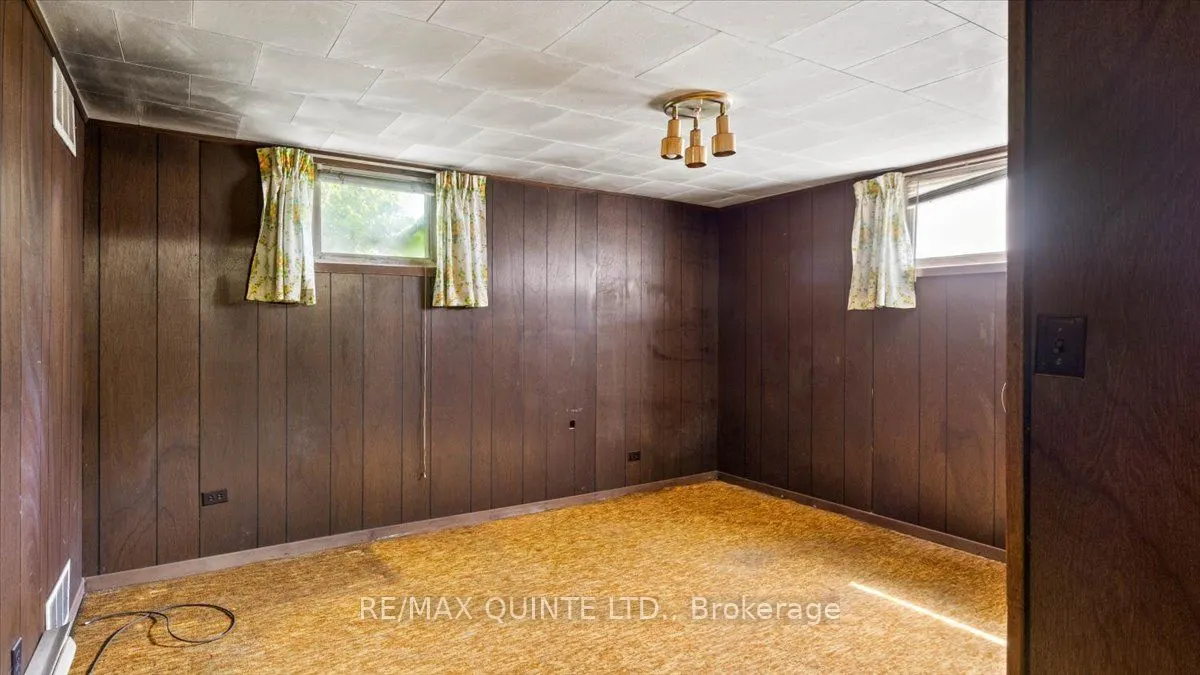 507 Dundas Street W
